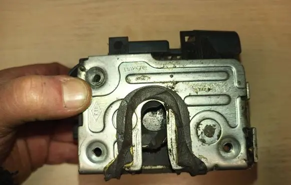 Dacia Duster Front door lock 8200735227