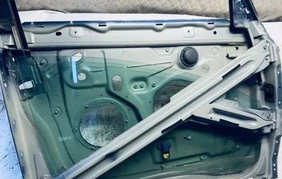 Volkswagen Golf Plus Front door window/glass frame 