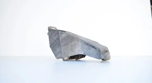 Audi A4 S4 B7 8E 8H Engine mounting bracket 8E0199307A