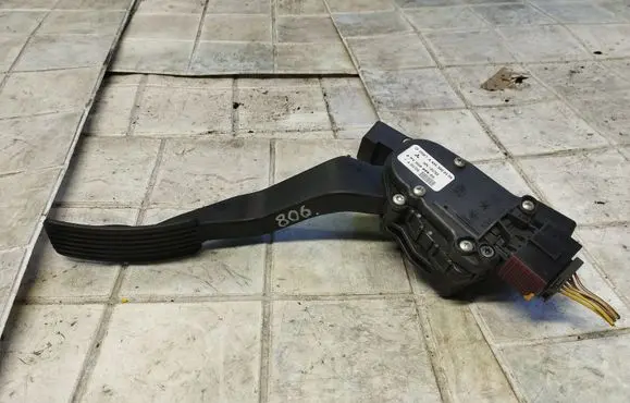 Mitsubishi Colt Accelerator throttle pedal A4543000304 6PV00886600