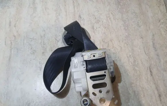 Toyota Avensis T270 Front seatbelt J082501