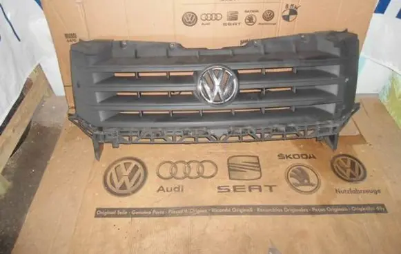 Volkswagen Crafter Front bumper upper radiator grill
