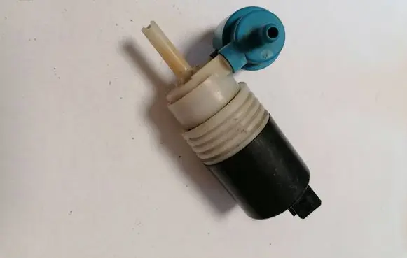 Volkswagen Golf III Windscreen/windshield washer pump 1H6955651