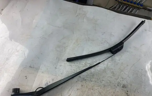 Jeep Grand Cherokee (WK) Front wiper blade arm