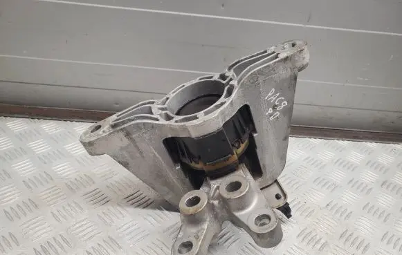 Chrysler Pacifica Engine mounting bracket 68237965AF P68237965AF