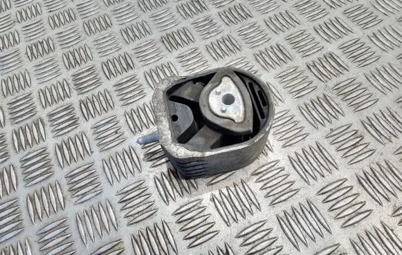 Mercedes-Benz B W245 Engine mount bracket A1692400717