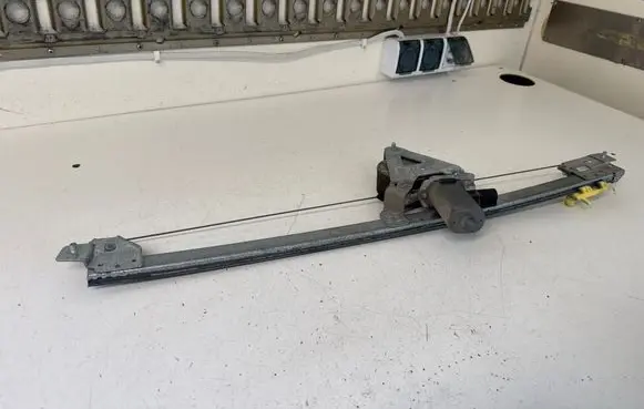 Opel Vivaro Front door window regulator with motor 97109001