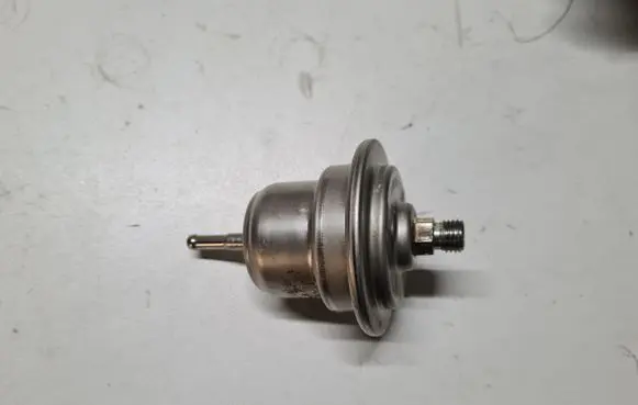 Mercedes-Benz 500 SL Fuel pressure regulator 101800000 0004761021 A0004761021