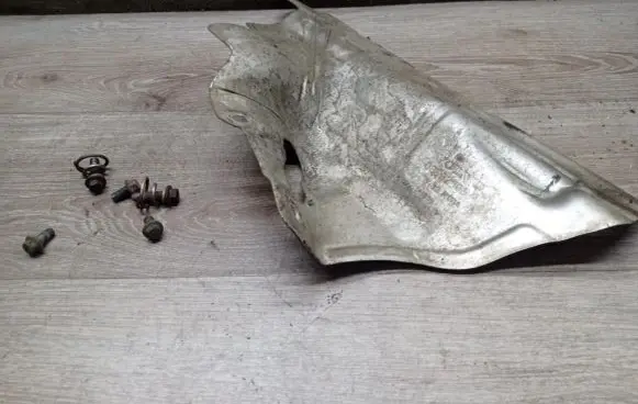 Volvo S60 Heat shield in engine bay 08692905