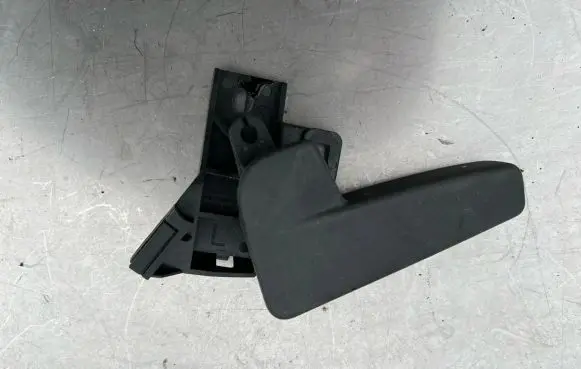Volkswagen Golf VII Engine bonnet (hood) release handle 517823633b