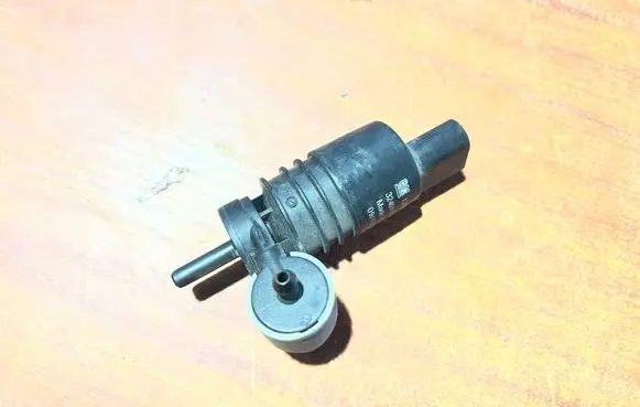 Opel Astra J Windscreen/windshield washer pump 13250357