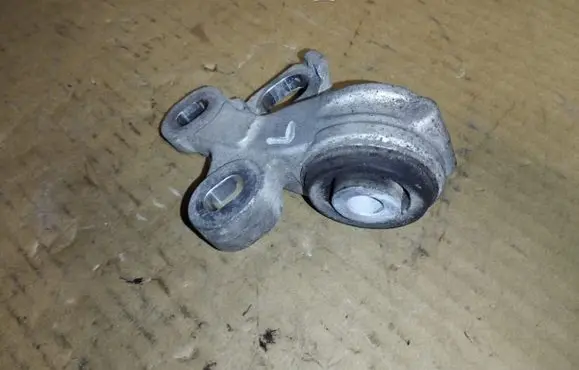 Honda Legend Engine mount bracket 63SJA
