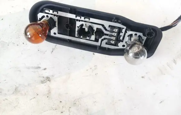 BMW 5 E39 Tail light bulb cover holder 2496339