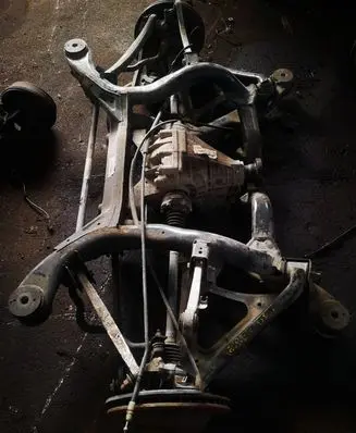 Volkswagen Touareg I Rear axle beam with reductor 