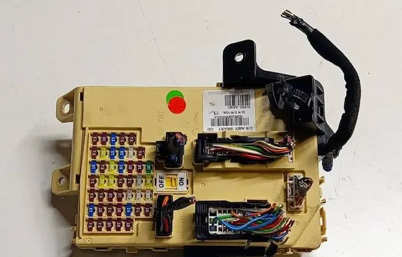 Hyundai i30 Relay mounting block 91950A6081T5 91950A6081