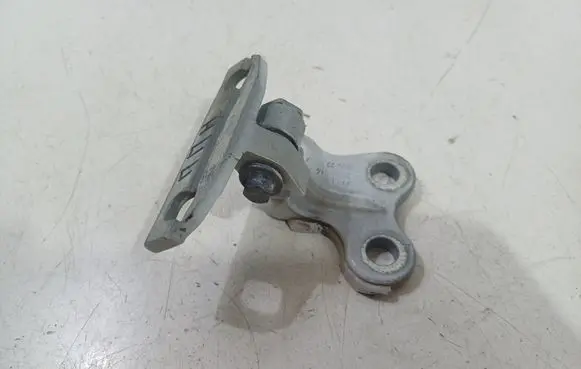 Volvo S60 Front door lower hinge 31218514