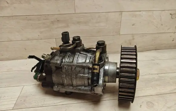 Toyota Corolla Verso E121 Fuel injection high pressure pump 2210027010 03E079133