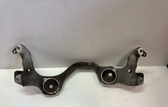Engine mounting bracket