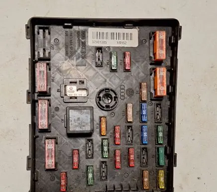 Volkswagen PASSAT B4 Fuse module 3C0937125 63592777 52401385