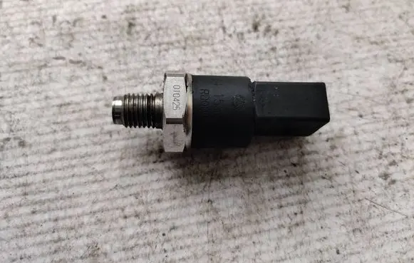 Mercedes-Benz Sprinter W901 W902 W903 W904 Fuel pressure sensor A0041531528