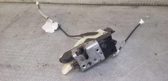 Peugeot 208 I Front door lock 