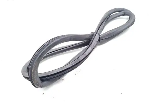 Opel Mokka B Rear door rubber seal (on body) 