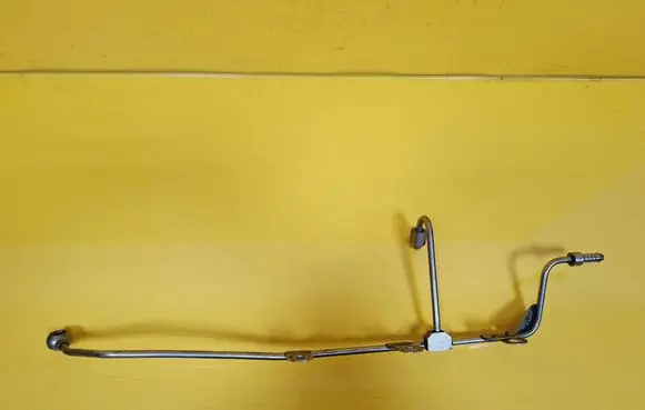 Volkswagen PASSAT B6 Fuel line pipe 06F127505AA