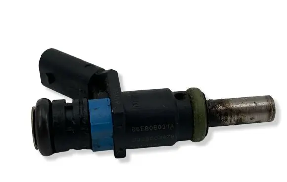 Audi Q7 4M Fuel injector 06E906031A