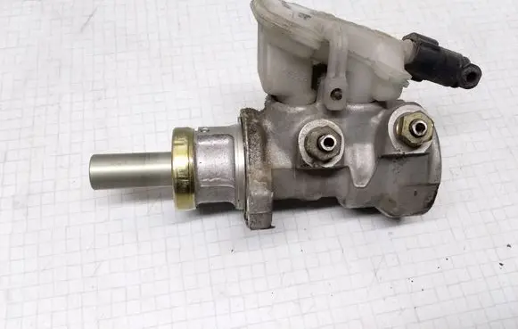 Ford Focus Master brake cylinder L519888