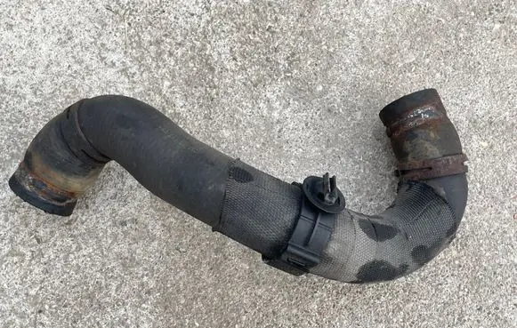 Opel Zafira B Engine coolant pipe/hose 13117572