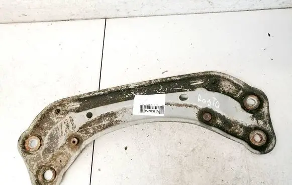 Volvo XC70 Engine mounting bracket