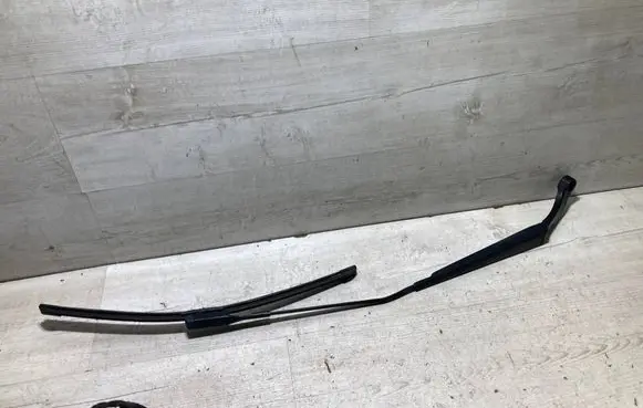 Audi A3 S3 8V Front wiper blade arm 8V1955408e