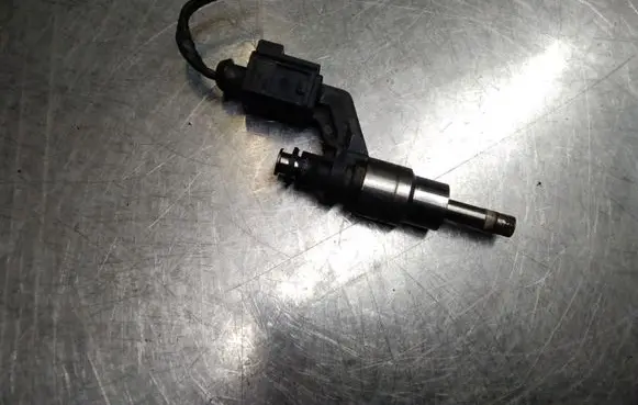 Volkswagen Golf V Fuel injector 0261500016 03C906036A