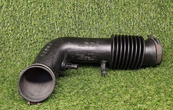 Ford Maverick Air intake duct part YF471303X
