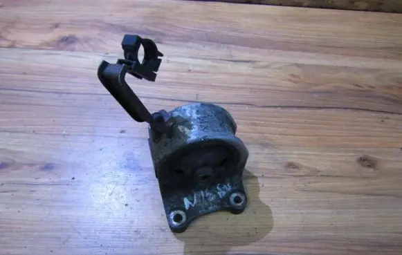 Chrysler Voyager Engine mount bracket
