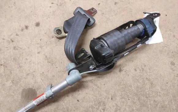 Volvo V70 Front seatbelt F30641260