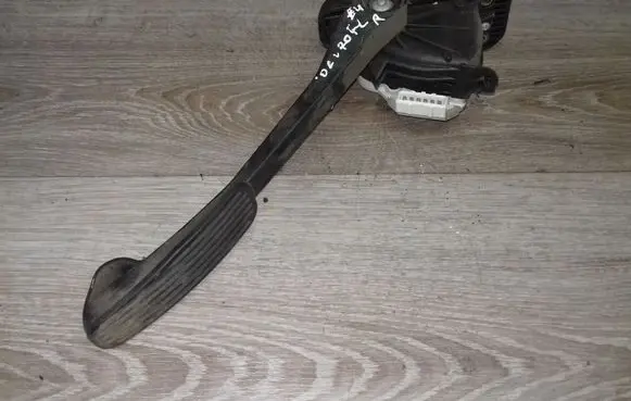 Volvo V70 Accelerator throttle pedal 30683516