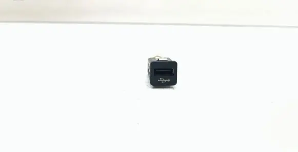 BMW 3 E90 E91 USB socket connector 9167196 61319167196