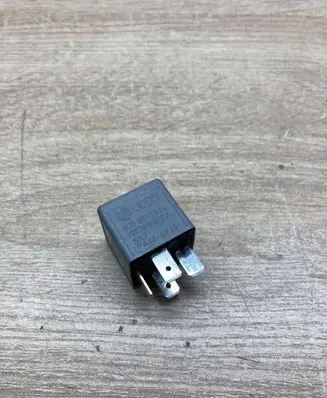 Volkswagen Golf VI Other relay 8D0951253A 373