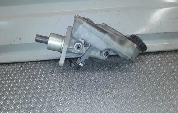 Master brake cylinder