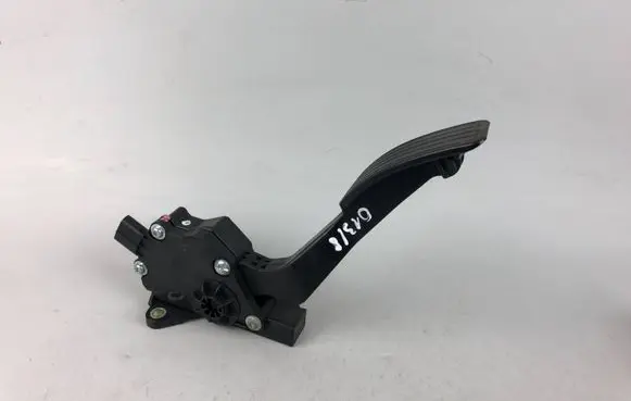 Accelerator throttle pedal