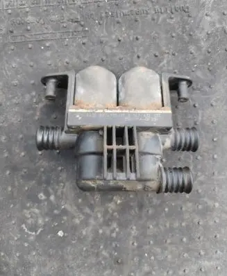 BMW 5 E39 Coolant heater control valve 8374995