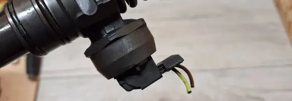 Volkswagen Golf V Fuel injector 038130073ag