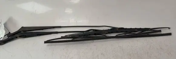 Volkswagen PASSAT B5 Front wiper blade arm