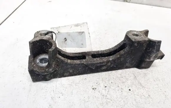 Engine mounting bracket