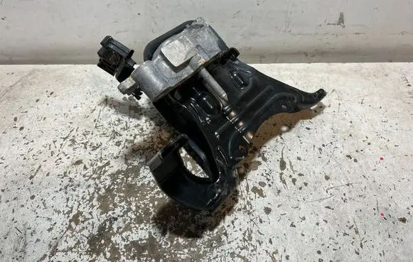Toyota C-HR I Engine mount bracket