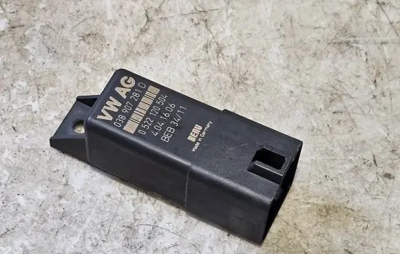 Volkswagen Touran II Glow plug pre-heat relay 038907281D