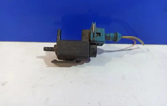 Engine mount vacuum valve