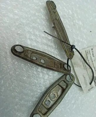 Mercedes-Benz 280 450 W116 Fuel Injector clamp holder