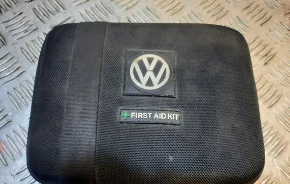 Volkswagen Jetta VI First aid kit 000093108B